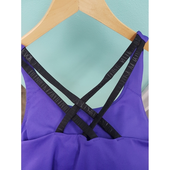 🍦2/$11 +ship discount ▪Workout tank w/ built in bra - Picture 3 of 4